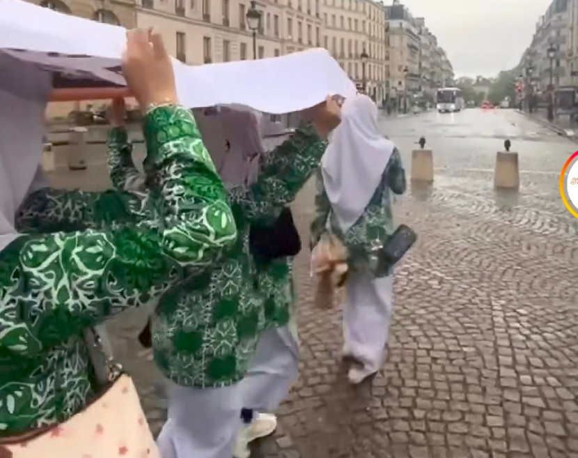 Para siswa sekolah Al Azhar IIBS Karanganyar, Jateng sedang berjalan-jalan di pusat kota Paris. Berseragam sekolah dan salfok dengan tas yang digunakan. (Foto: akun TikTok @okayddawg)