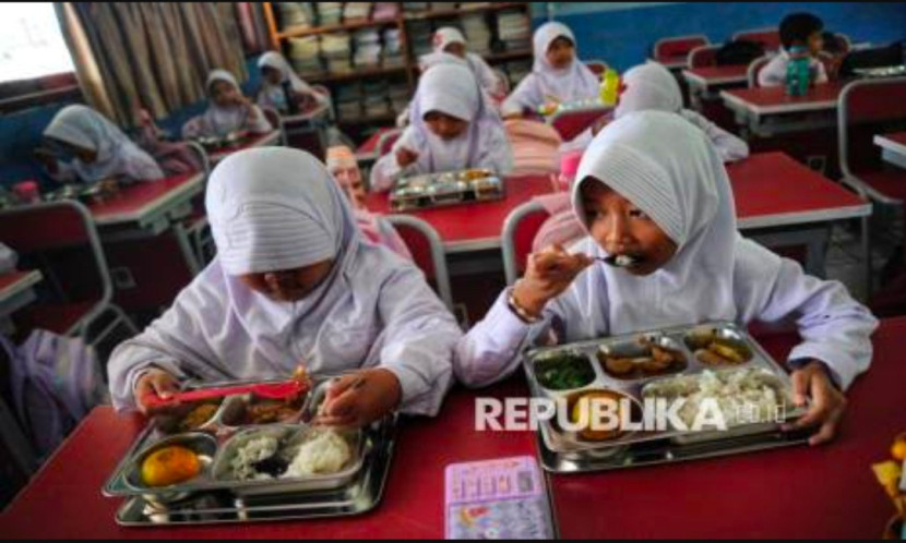 Siswa SD sedang menikmati makan dari program makan bergizi gratis (MBG). (Foto: Dok REPUBLIKA)