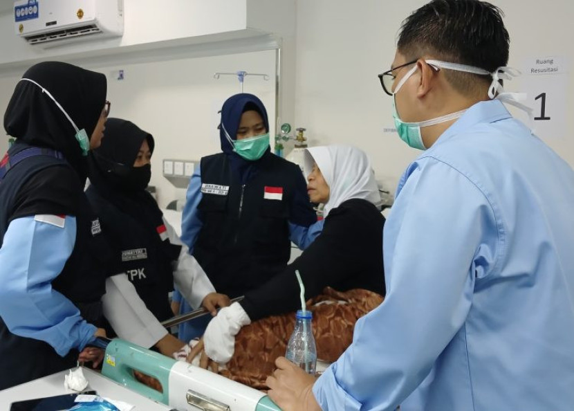 Petugas Kesehatan saat melakukan wawancara dengan Jemaah Haji di Klinik Kesehatan Haji Indonesia (KKHI) Madinah