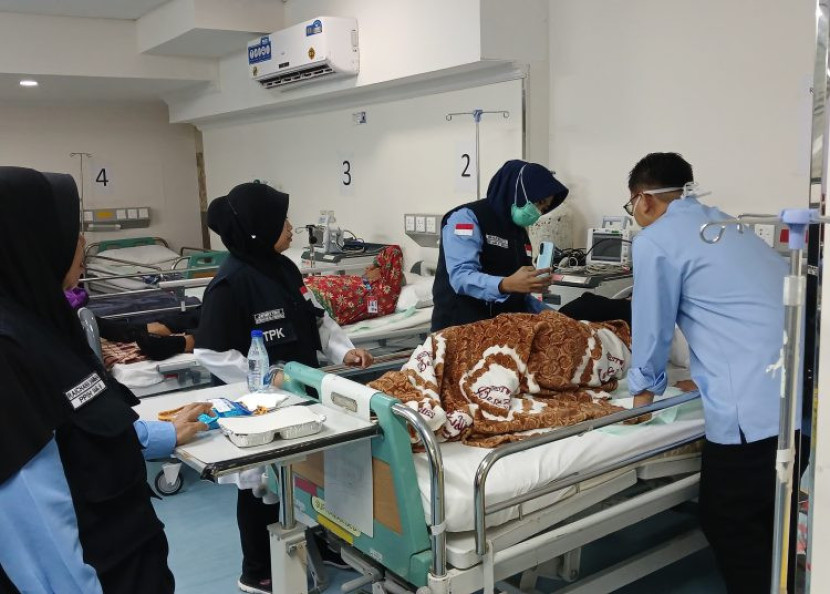 Petugas Klinik Kesehatan Haji Indonesia (KKHI) melakukan edukasi jemaah haji yang di rawat.