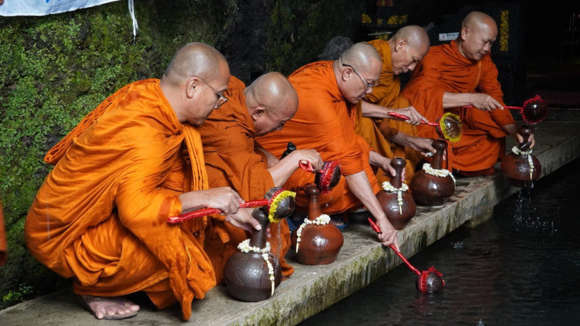 Umat Buddha dan para bhikkhu melaksanakan ritual pengambilan air berkah di Umbul Jumprit, Desa Jumprit, Kecamatan Ngadirejo, Kabupaten Temanggung, pada Minggu (11/5/2025).