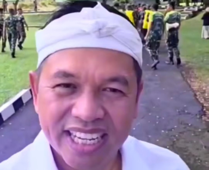 Gubernur Jabar, Dedi Mulyadi saat sedang konten di giat kunjungan pendidikan siswa di barak mikiter. (Foto: Dok RUZKA INDONESIA)