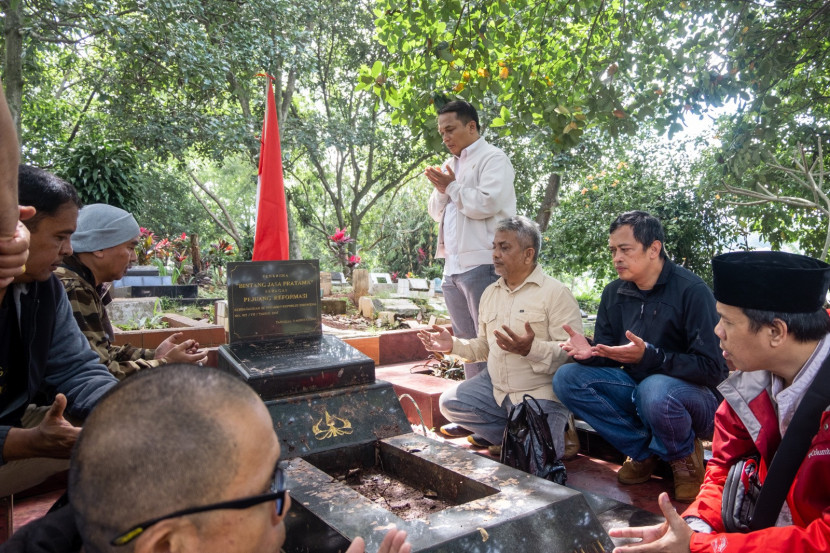Aktivis 98 melakukan ziarah ke Makam almarhum Hafidin Royan dalam rangka memperingati 27 tahun Tragedi Trisakti dan mengenang perjuangan para pahlawan reformasi. Foto: Istimewa