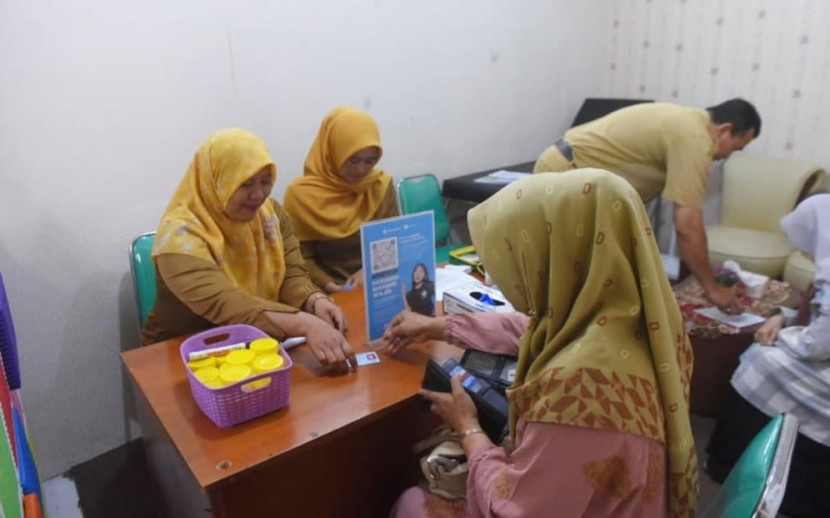 Petugas memeriksa warga yang mengikuti program Pemeriksaan Kesehatan Gratis (PKG) di Kota Sukabumi.