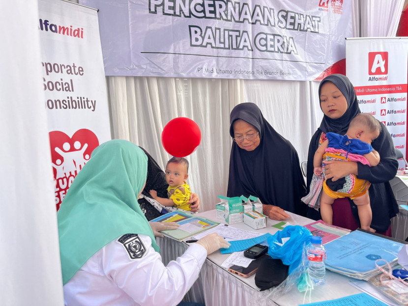 Orangtua balita mengikuti edukasi kesehatan.