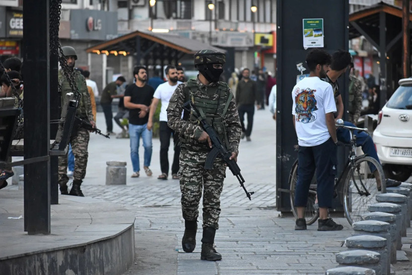 Aparat keamanan India berpatroli di wilayah Kashmir. Sumber: Anadolu Agency