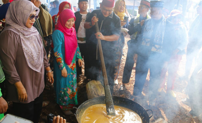 anggota DPRD Kota Depok, Hamzah (tengah) ceria dan menghayati ngaduk odol yang disenyumi Wali Kota Depok, Supian Suri (kanan) dan Istri Wali Kota Depok, Siti Barkah (kiri kerudung merah). (Foto: Dok RUZKA INDONESIA)