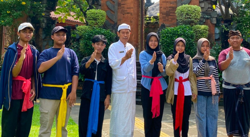 Para siswa SMP Negeri 52 Kota Bekasi berpose salam Namaste (Panganjali) sebagai simbol saling menghormati antar sesama, dan pose Salam Pancasila, simbol penghormatan dan cinta tanah air. (Foto: Dok SMP Negeri 52 Kota Bekasi)