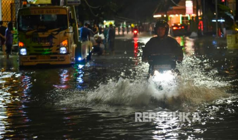 Hujan sebabkan sejumlah wilayah di DKI Jakarta alami banjir, Selasa (13/05/2025) malam. (Foto: Dok REPUBLIKA)