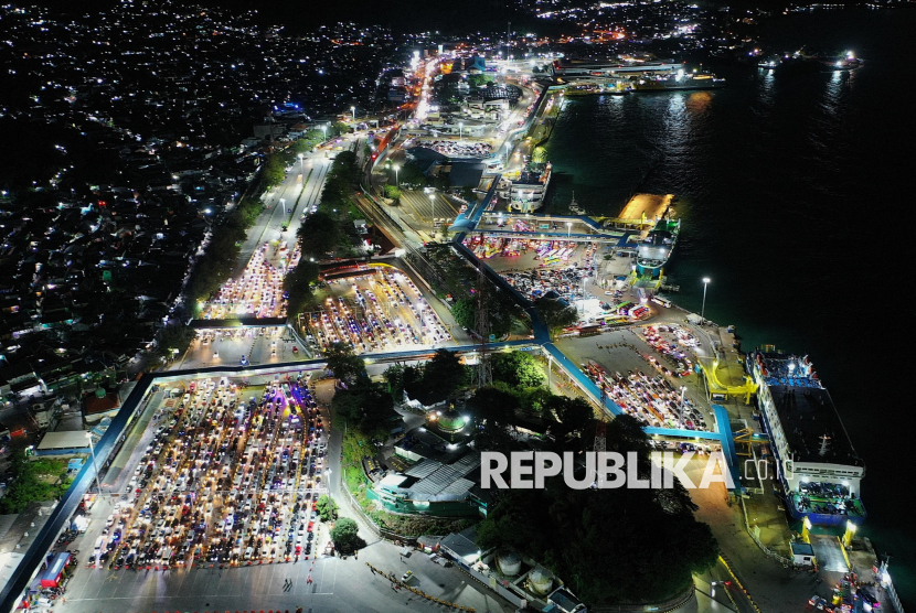 Foto aerial kendaraan pemudik memadati dermaga sebelum memasuki kapal di Pelabuhan Merak, Kota Cilegon, Banten, Sabtu (29/3/2025) dini hari. ASDP laporkan bahwa hampir 430 ribu penumpang berhasil menyeberang kala llibur panjang Hari Raya Waisak 2025.Sumber:Republika/Thoudy Badai
