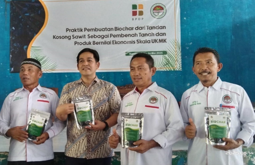 Senior Analis Divisi UKMK Badan Pengelola Dana Perkebunan (BPDP) Anwar Sadat (dua kiri), Ketua Umum Aspekpir Setiyono (tiga kiri), Ketua Aspekpir Riau Sutoyo (kanan) memperlihatkan biochar yang sudah dikemas.