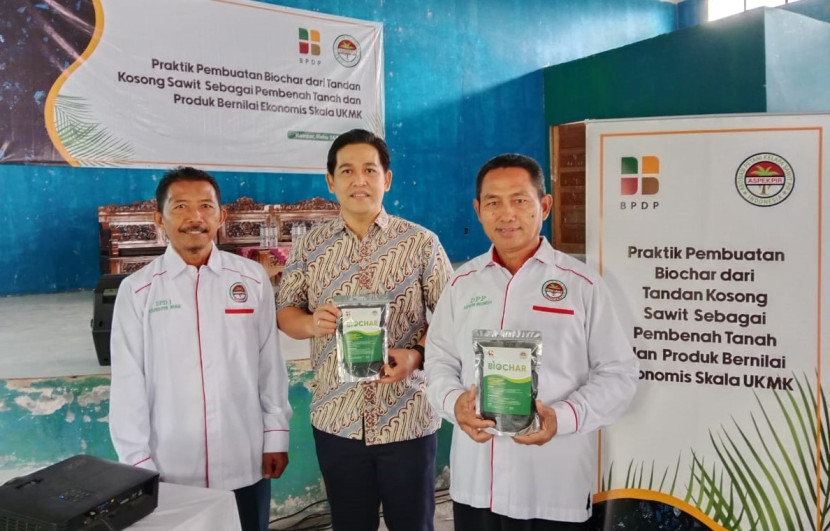 Senior Analis Divisi UKMK Badan Pengelola Dana Perkebunan (BPDP) Anwar Sadat (tengah) bersama Ketua Umum Aspekpir Setiyono (kanan) dan Ketua Aspekpir Riau Sutoyo (kiri) memperlihatkan biochar yang sudah dikemas.