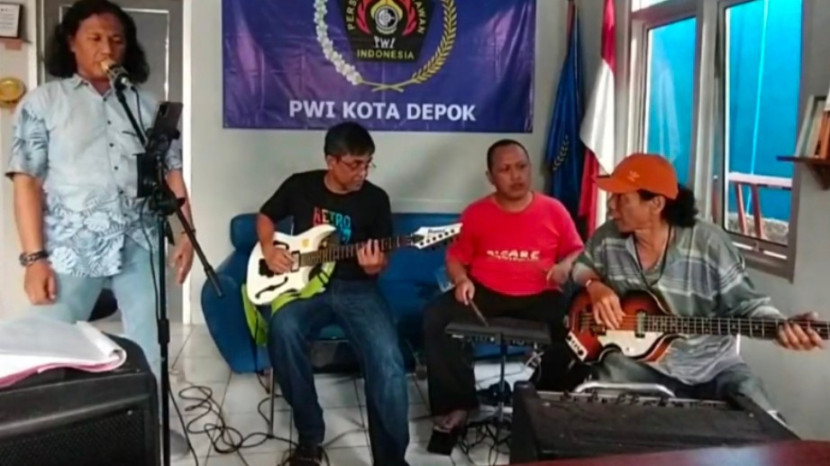 Group Band PWI Depok yang dikomadani Hendrik Isnaini Raseukiy (kiri). (Foto: RUZKA INDONESIA)