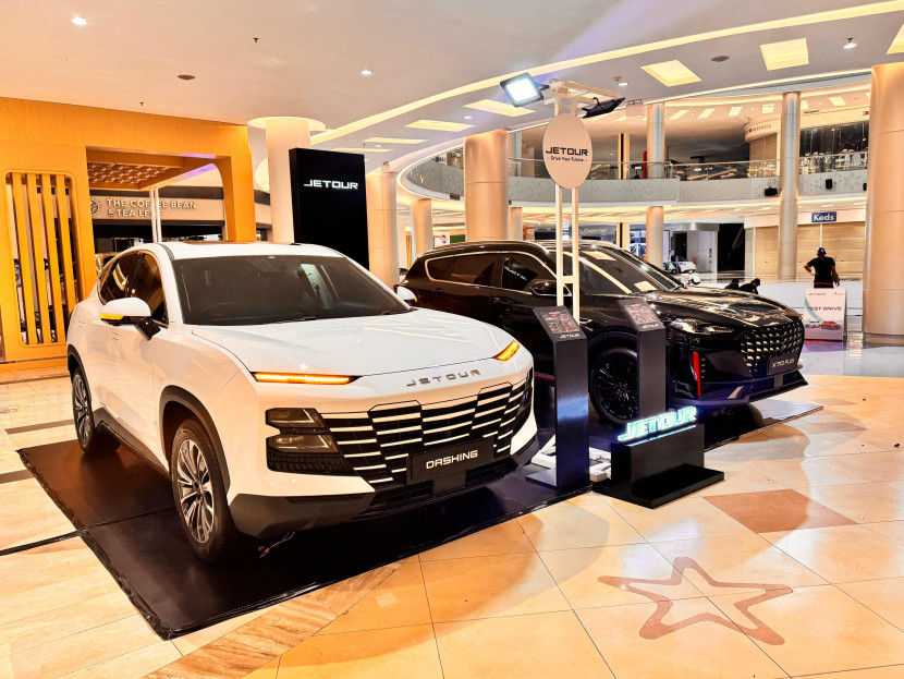 JETOUR DASHING dan JETOUR X70 Plus di Booth JETOUR Trans Studio Mall Makassar (Doc. JETOUR).