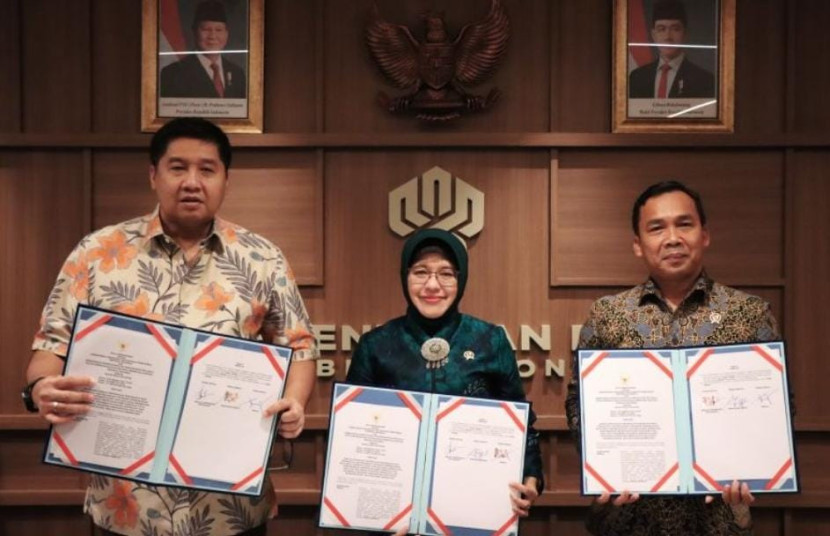 Menteri Perumahan dan Kawasan Permukiman Maruarar Sirait, Kepala BPS Amalia Adininggar Widyasanti, dan Menteri Kependudukan dan Pembangunan Keluarga/Kepala Badan Kependudukan dan Keluarga Berencana Nasional (BKKBN) Wihaji menandatangani MoU terkait penyediaan rumah subsidi. (Foto: Dok Kementerian PKP)