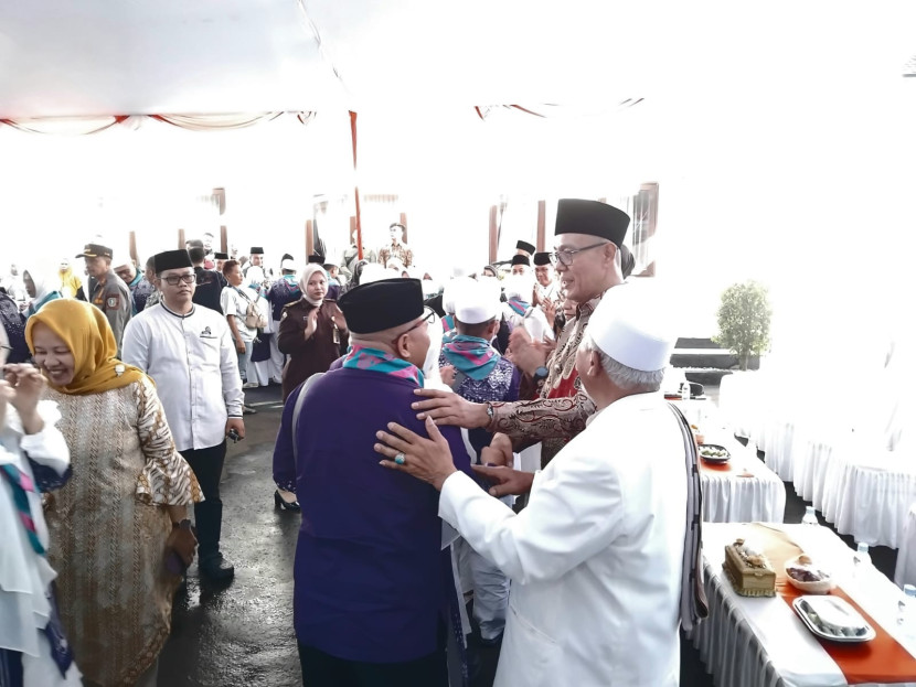 Pemberangkatan calon jemaah haji Kota Sukabumi di Balai Kota Sukabumi, Kamis (15/5/2025).