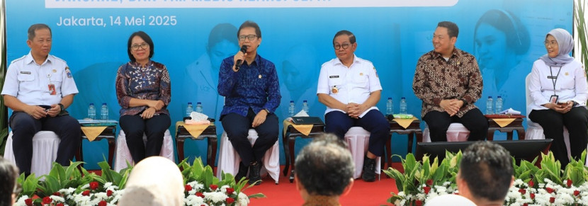 Gubernur DKI Jakarta, Pramono Anung bersama Menteri Kesehatan RI Budi Gunadi Sadikin didampingi Kepala Dinas Kesehatan DKI Jakarta Ani Ruspitawati secara resmi meluncurkan Quickwins Program 100 Hari Gubernur dan Wakil Gubernur di Bidang Kesehatan yang berlangsung di Rusun Tanah Tinggi, Johar Baru, Jakarta Pusat, pada Rabu 14/5/2025.