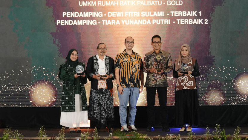 General Manager PLN UID Jakarta Raya, Moch. Andy Adchaminoerdin menerima 4 penghargaan dalam ajang perlombaan Bina Mitra UMKM yang diselenggarakan oleh Corporate Forum for CSR Development di Gedung Smesco, Jakarta (14/5/2025). (Foto: Dok Ruzka Indonesia/PLN) 
