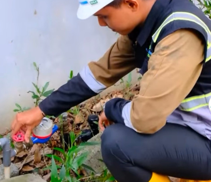 Petugas perusahaan air minum PT Tirta Asasta Depok sedang melakukan pengecekan saluran kran air warga. (Foto: Dok PT Tirta Asasta Depok)