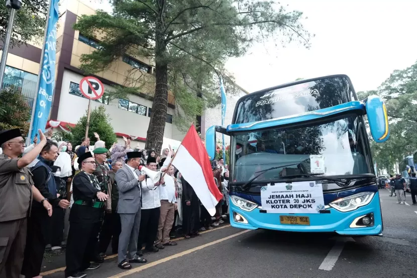 Kepala Kantor Kementerian Agama (Kemenag) Kota Depok, Enjat Mujiat, melepas keberangkatan calon jamaah haji asal Depok di Masjid Agung Baitul Kamal pada Kamis (15/05/25). (Dok. depok.go.id)