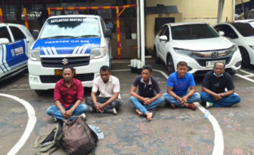 Aparat Polrestro Depok menindak tegas aksi premanisme dalam Operasi Brantas Jaya. (Foto: Dok Polrestro Depok)