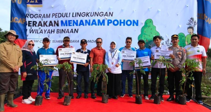 Perusahaan menggelar program Gerakan Menanam Pohon di sekitar wilayah PTLU Cilacap untuk pelestarian lingkungan. (Foto: Dok RUZKA INDONESIA)