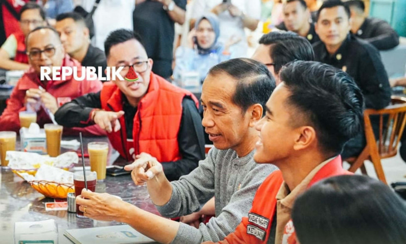 Mantan Presiden Joko Widodo saat bertemu dengan Ketua PSI Kaesang Pangarep. (Foto: DOK RUZKA INDONESIA)