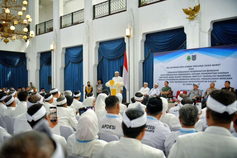 Gubernur Jawa Barat (Jabar) Dedi Mulyadi memberikan sambutan saat Pelantikan Dewan Pimpinan Daerah Asosiasi Pemerintah Desa Seluruh Indonesia (DPD APDESI) Provinsi Jabar di Aula Barat Gedung Sate, Kota Bandung, Kamis (15/5/2025). Foto: Humas Jabar