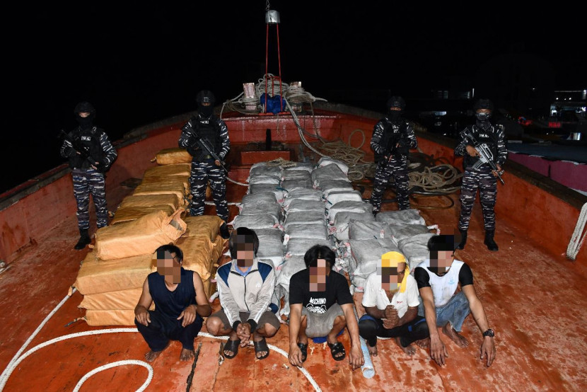 Tim F1QR Lanal Tanjung Balai Karimun menggagalkan penyelundupan narkoba di Perairan Selat Durian. Sumber: Dispenal