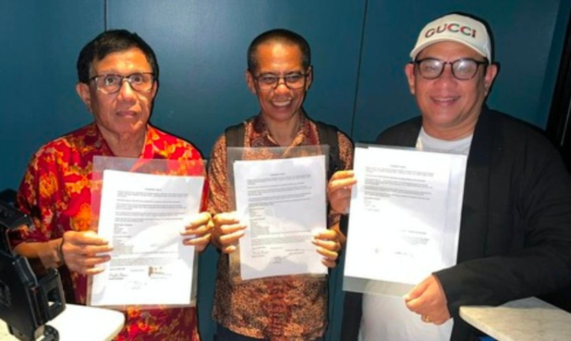 Kesepakatan damai PWI Pusat. Ketua Umum PWI hasil Kongres Bandung, Hendry Ch Bangun (kiri) dan Ketua Umum PWI hasil Kongres Luar Biasa, Zulmansyah Sekedang (kanan) dimediasikan damai oleh anggota Dewan Pers, Dahlan Dahi (tengah). (Foto: Dok PWI Pusat)