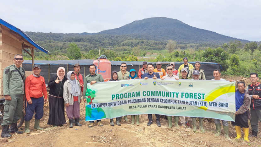 Bersama petani kopi binaan Pusri di Lahat melalui program community forest. (FOTO: Humas Pusri)