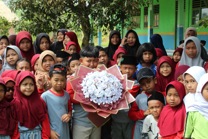 Kerajinan tangan recycle sampah olahan karya siswa SDN Pauh. (FOTO: Humas Pertamina)
