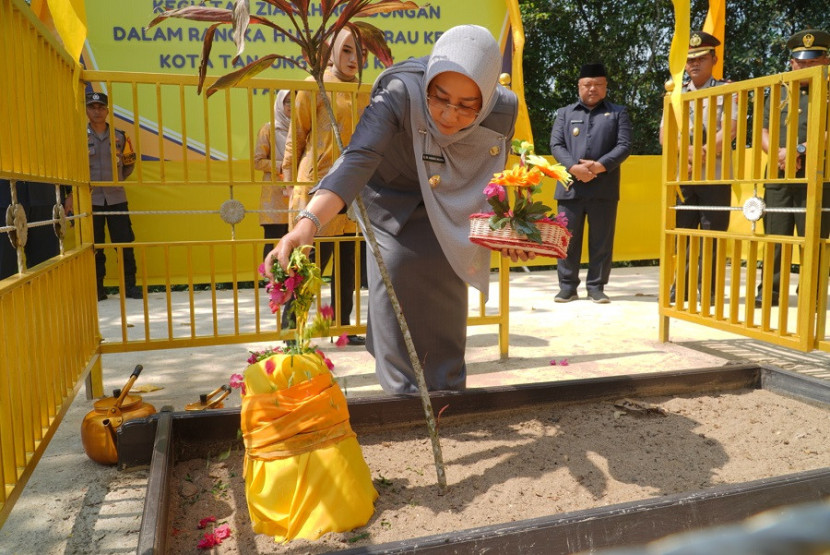 Bupati Berau Sri Juniarsih Mas berziarah ke makam Raja Berau. (Prokopim)