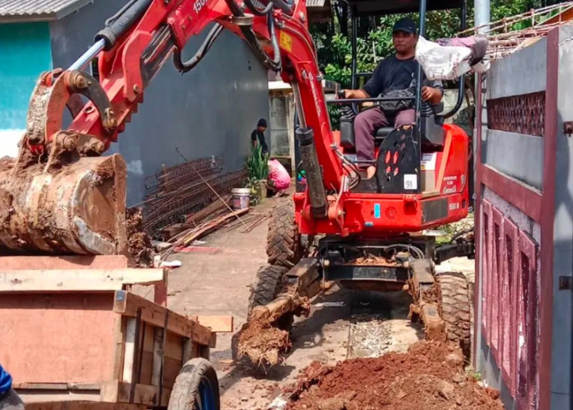 Alat berat sedang melakukan pembangunan drainase di Jalan Tegal Sari RT/RW 06 Kelurahan Harjamukti, Kecamatan Cimanggis. (Foto: Dok Diskominfo Kota Depok)