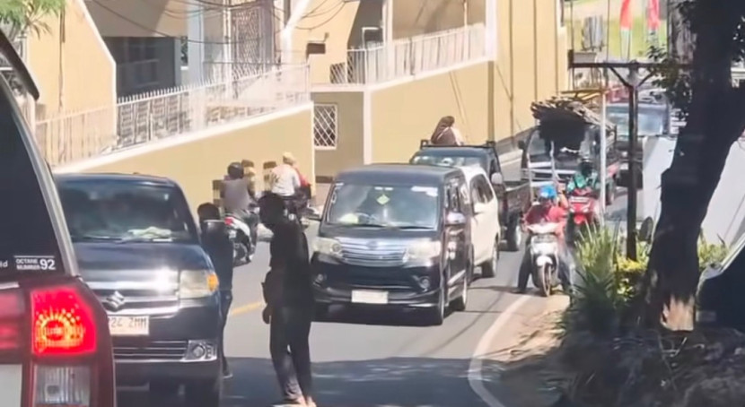 Kemacetan yang kerap terjadi di Jalan Raya Sawangan. (Foto: Dok RUZKA INDONESIA)