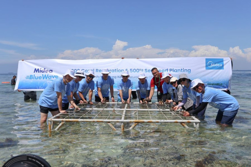 Sebagai bagian dari perayaan 15 tahun eksistensi Midea di Indonesia, Midea Electronics Indonesia menggelar kegiatan pelestarian lingkungan bertajuk Midea Blue Wave yang berlangsung pada Sabtu, 17 Mei 2025, di Pulau Tidung Kecil, Jakarta. (Foto: Midea)