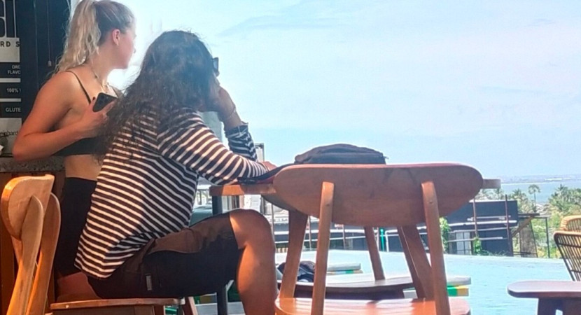Turis sedang menikmati indahnya pariwisata di Bali. (Foto: Rusdy Nurdiansyah/RUZKA INDONESIA)