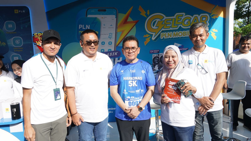 Menteri Perdagangan Budi Santoso (kaos biru) memberikan apresiasi kepada PLN atas inovasi aplikasi PLN Mobile yang memudahkan pelanggan dalam acara perayaan Hari Konsumen Nasional di Area Panggung Budaya TMII, Jakarta (18/5/2025). (Foto: PLN Jaya)