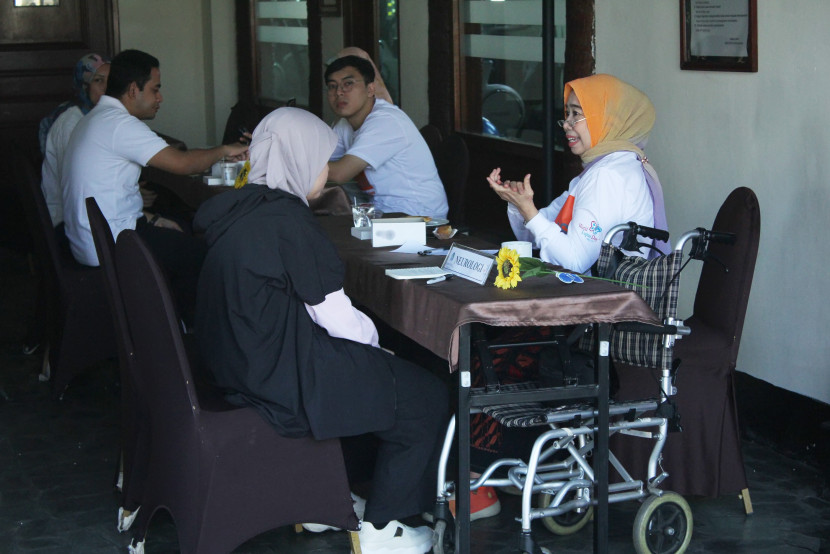 Konsultasi gratis dengan para dokter multidisiplin bidang reumatologi, hematologi, pediatri, saraf, dan oftalmologis. Foto: Edi Yusuf