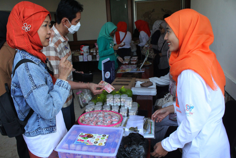 Bazar produk UMKM bersama para penyintas autoimun. Foto: Edi Yusuf
