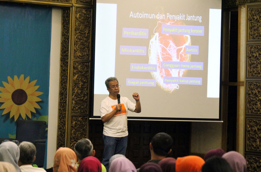 Dokter pemerhati jantung menyampaikan pemaparan tentang autoimun denga penyakit jantung. Foto: Edi Yusuf