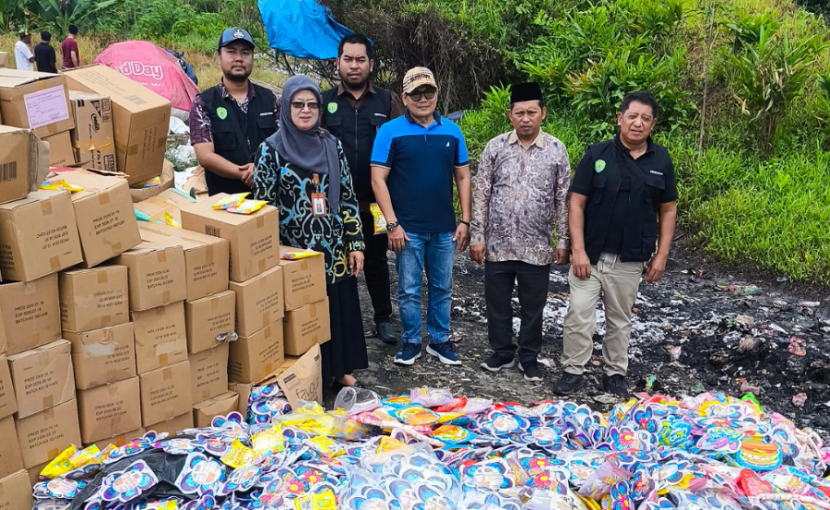 Puluhan ribu produk marshmallow di Kaltim, dimusnahkan. (Kaltimprov)