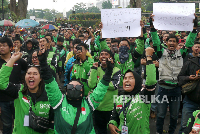 Aksi protes pengendara ojek online.