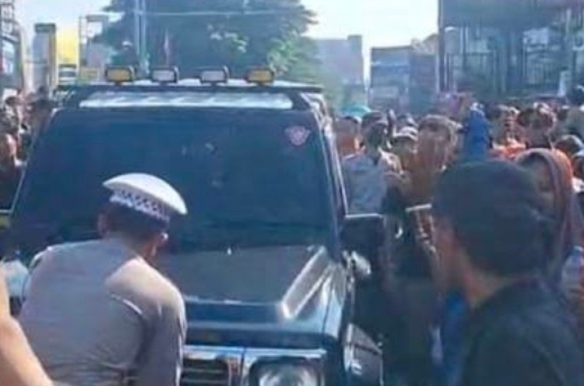 Mobil terobos jalur CFD Jalan Margonda Raya, Kota Depok nyaris diamuk massa, Ahad (18/05/2025). (Foto: Dok RUZKA INDONESIA)