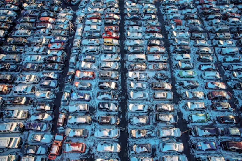 Ilustrasi mobil siap ekspor Tiongkok. Sumber: Unsplash/Acton Crawford.