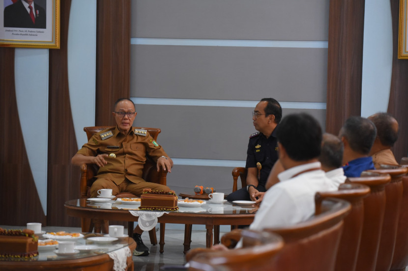 Wali Kota Sukabumi Ayep Zaki bertemu dengan Bea Cukai Bogor di Balai Kota Sukabumi, Senin (19/5/2025).dokpim kota sukabumi