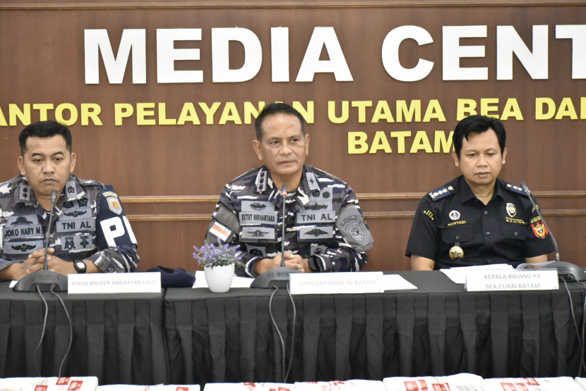 Petugas Bea dan Cukai Batam bersama jajaran Lantamal IV/Batam. Sumber:Puspen TNI