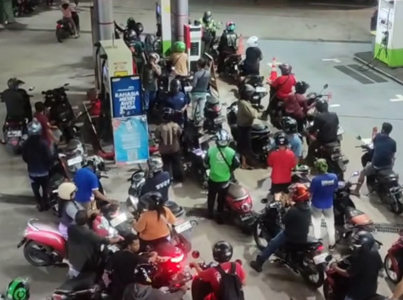 Antrean motor mengular di sejumlah SPBU di Kota Balikpapan. (tangkapan layar)