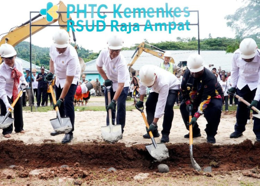 Menteri Kesehatan (Menkes) Budi Gunadi Sadikin bersama Kepala Staf Kepresidenan Letjen TNI (Purn) AM Putranto, dan Kepala Kantor Komunikasi Kepresidenan (PCO) Hasan Hasbi, melakukan peletakan batu pertama pembangunan peningkatan status Rumah Sakit Umum Daerah (RSUD) Raja Ampat.