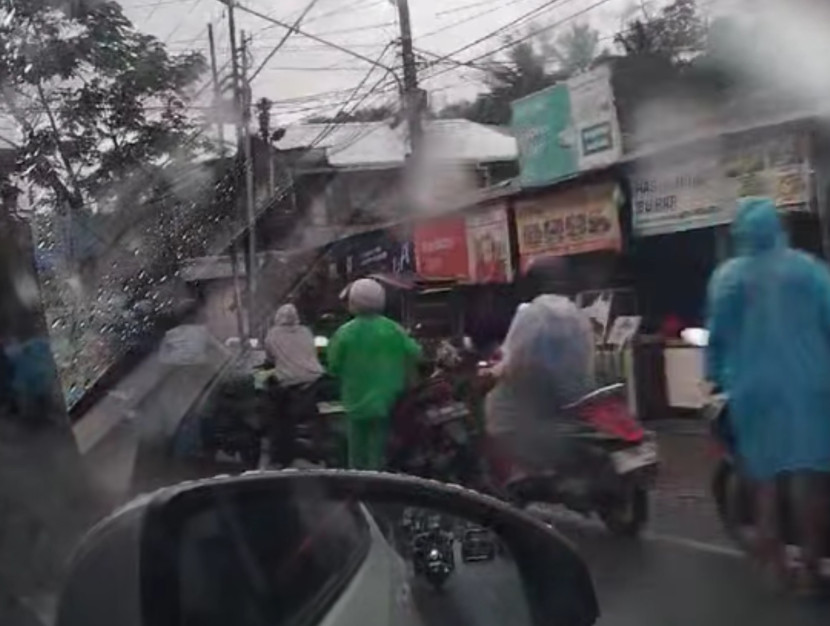 Banyak pengendara mendorong motornya menuju SPBU Gunung Guntur, Balikpapan.